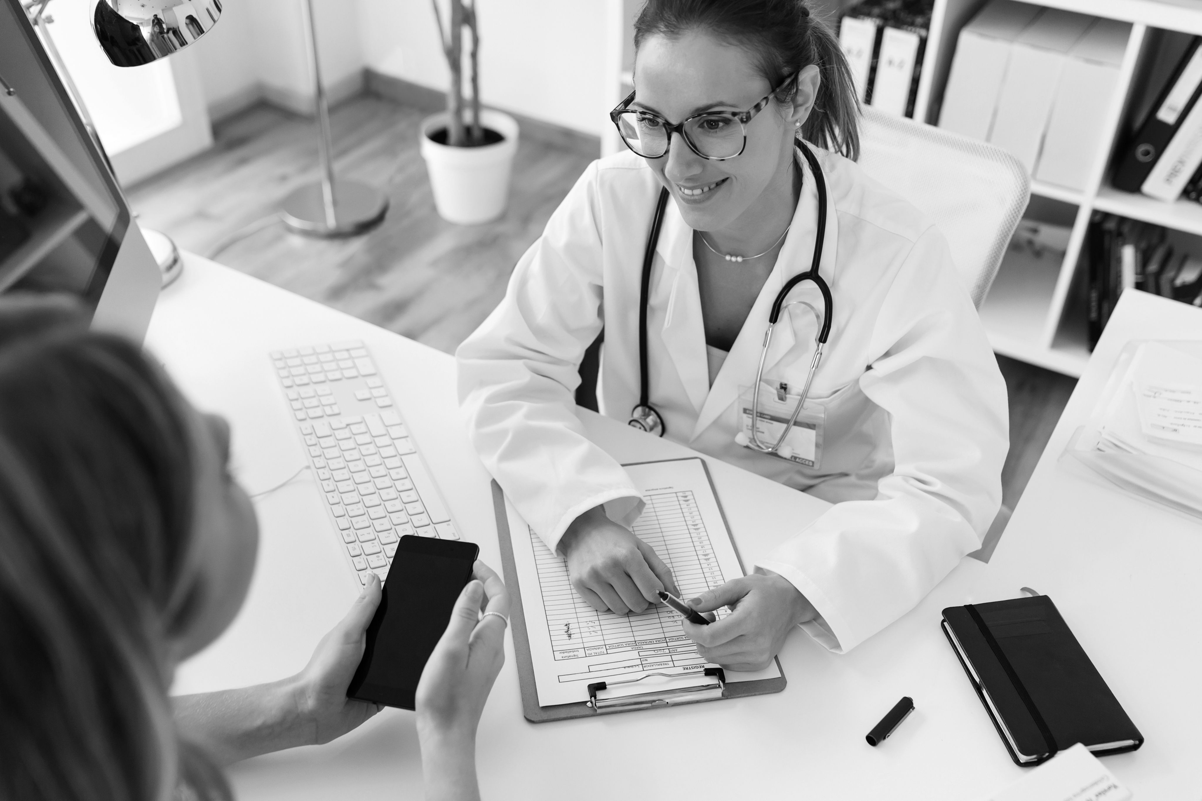 A smiling oncologist speaking with a metastatic breast cancer patient.